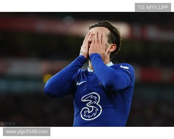 阿森纳球员抢断意图明确未等球过中场线便积极逼抢